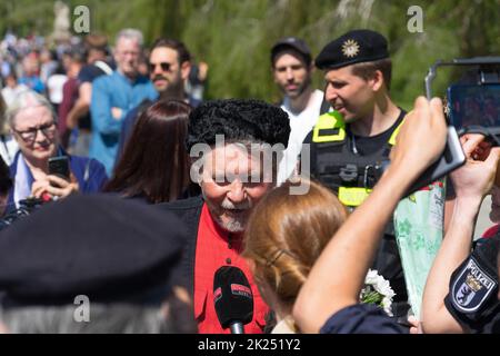 BERLIN - 09. MAI 2022: Tag des Sieges im Treptower Park. Ein Besucher des Militärdenkmals in traditioneller Kosakenkleidung. Stockfoto