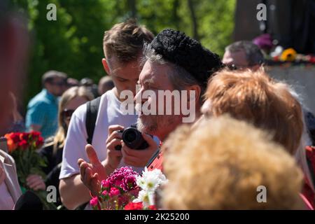 BERLIN - 09. MAI 2022: Tag des Sieges im Treptower Park. Ein Besucher des Militärdenkmals in traditioneller Kosakenkleidung. Stockfoto