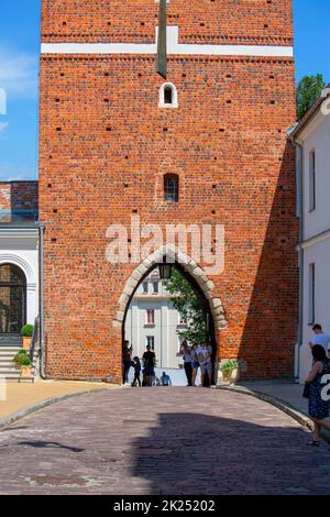 Sandomierz, Polen - 10. Juli 2020 : 14.. Jahrhundert gotischer Eingang Opatowska Tor gebaut aus dem Fundament von Kasimir dem Großen. Blick auf die Opatowska Str Stockfoto