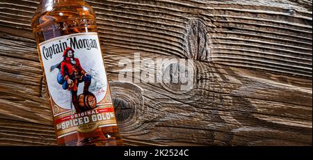 POZNAN, POL - APR 7, 2022: Flasche Captain Morgan, eine Marke von Rum, die auf den US-amerikanischen Jungferninseln entstand und jetzt von Diageo, dem britischen alkoholischen Beve, produziert wird Stockfoto