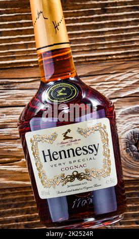 POZNAN, POL - APR 13, 2022: Flasche Hennessy, eine Marke des berühmten Cognacs aus Cognac, Frankreich Stockfoto