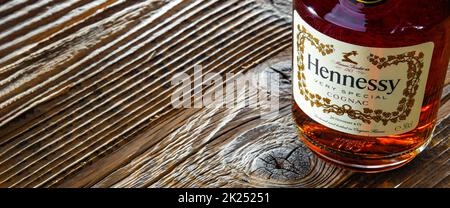 POZNAN, POL - APR 13, 2022: Flasche Hennessy, eine Marke des berühmten Cognacs aus Cognac, Frankreich Stockfoto