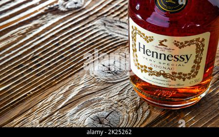 POZNAN, POL - APR 13, 2022: Flasche Hennessy, eine Marke des berühmten Cognacs aus Cognac, Frankreich Stockfoto