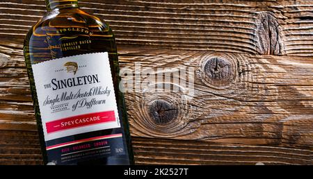 POZNAN, POL - APR 13, 2022: Eine Flasche Singleton of Dufftown, eine Marke von Single Malt Scotch Whisky, die seit 1895 von der Dufftown Destillerie produziert wird, gehört heute Stockfoto