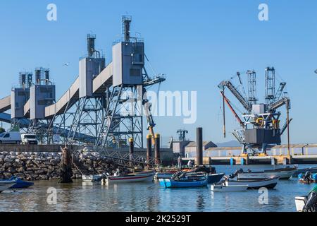 Trafaria; Portugal - 01. März; 2022: Tiefwasserterminal und Silo für Getreide, abgeleitete Produkte und ölhaltige Produkte in Trafaria, Portugal mit Fisch Stockfoto