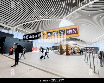 Rom, Italien, Mai 2022: Menschen gehen in der neuen Abflughalle des Flughafens Leonardo Da Vinci in Fiumicino, Rom Stockfoto