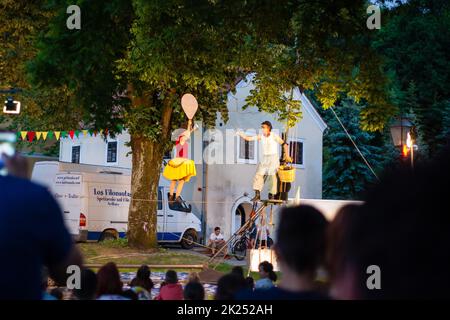 Samobor, Kroatien - 05 21 2022 : Los Filonautas auf Cufus, Zirkus-Straßenfest in Samobor 2022 Stockfoto