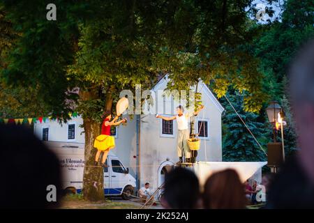 Samobor, Kroatien - 05 21 2022 : Los Filonautas auf Cufus, Zirkus-Straßenfest in Samobor 2022 Stockfoto