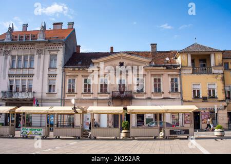 SAMOBOR, KROATIEN-22. Mai 2022: Das Stadtzentrum von Samobor, mit seiner Kirche im Hintergrund, ist eine Touristenattraktion wegen einer Burgruine auf einem Stockfoto