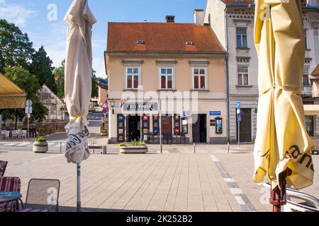 SAMOBOR, KROATIEN-22. Mai 2022: Das Stadtzentrum von Samobor, mit seiner Kirche im Hintergrund, ist eine Touristenattraktion wegen einer Burgruine auf einem Stockfoto