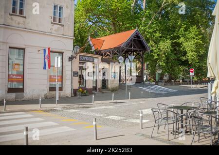 SAMOBOR, KROATIEN-22. Mai 2022: Das Stadtzentrum von Samobor, mit seiner Kirche im Hintergrund, ist eine Touristenattraktion wegen einer Burgruine auf einem Stockfoto