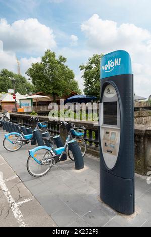 Luxemburg-Stadt, Mai 2022. Einige Fahrräder können auf einem Bürgersteig im Stadtzentrum gemietet werden Stockfoto