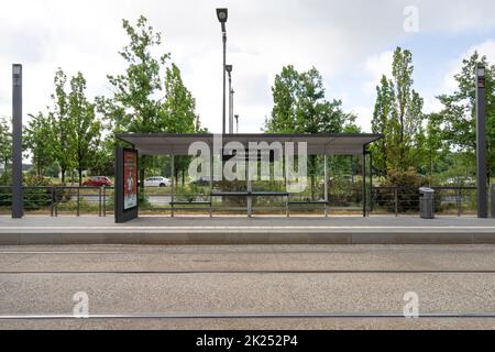 Luxemburg-Stadt, Mai 2022. Blick auf das Schild der Straßenbahnhaltestelle Europaapartament im Stadtzentrum Stockfoto