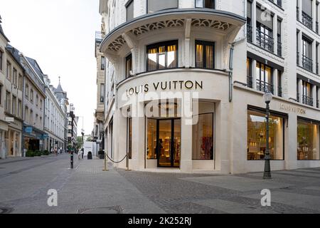 Luxemburg-Stadt, Mai 2022. Außenansicht des Louis Vuitton Markenschuppens im Stadtzentrum Stockfoto