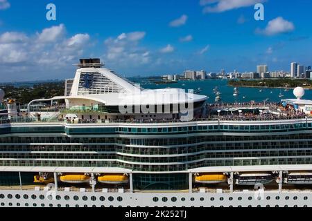 Miami, USA - 29. April 2022: Royal Caribbean Cruise Line Jewel of the Seas Schiff in Miami, USA am 29. April 2022 Stockfoto