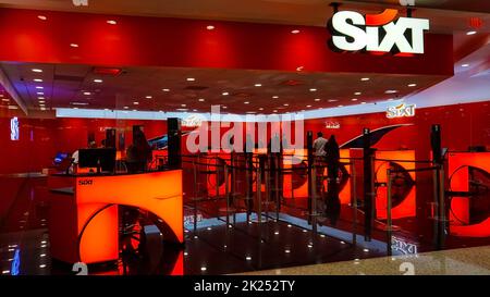 Miami, Florida, USA - 28. April 2022: Die Leute in der Nähe des Sixt-Mietwagenbüros am Flughafen Miami in Miami, Florida, USA am 28. April 2018 Stockfoto