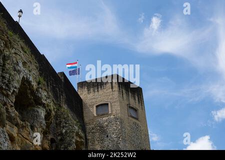 Luxemburg-Stadt, 2022. Mai. Die luxemburgische und europäische Flagge fliegen im Stadtzentrum Stockfoto