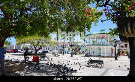 Puerto Plata, DR - 10. Mai 2022: Der schöne Central Park ist das Zentrum der Stadt Puerto Plata, wo Einheimische und Touristen aus der ganzen Welt Stockfoto