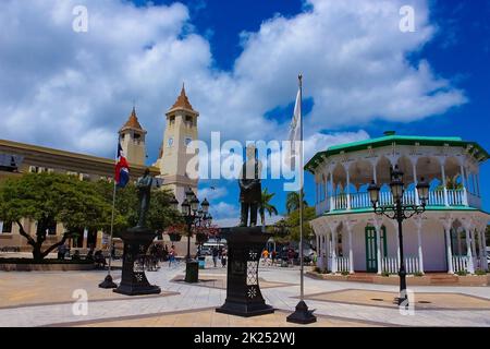 Puerto Plata, DR - 10. Mai 2022: Der schöne Central Park ist das Zentrum der Stadt Puerto Plata, wo Einheimische und Touristen aus der ganzen Welt Stockfoto