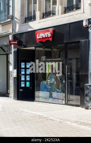 Luxemburg-Stadt, 2022. Mai. Das Schild vor dem Levi's Markengeschäft im Stadtzentrum Stockfoto