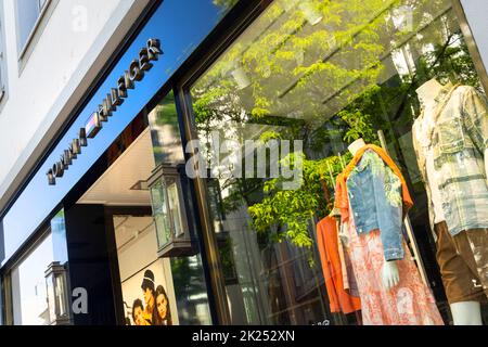 Luxemburg-Stadt, Mai 2022. Das Schild im Freien des Tommy Hilfiger Markenshops in der Innenstadt Stockfoto