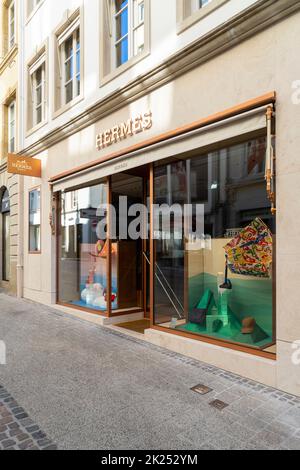 Luxemburg-Stadt, Mai 2022. Das Schild im Außenbereich des Hermes Markenshopfes in der Innenstadt Stockfoto