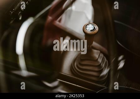 Como, Italien - 22. Mai 2022: Illustrative redaktionelle Abbildung eines Retro-Schalthebels für BMW-Autos. Stockfoto