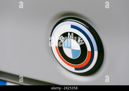 Como, Italien - 22. Mai 2022: Illustratives redaktionelles Bild des neuen BMW-Logos der M-Serie auf einem Auto. Stockfoto