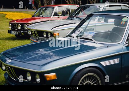 Como, Italien - 22. Mai 2022: Illustratives redaktionelles Bild von einigen BMW Oldtimern, die in einer Reihe geparkt sind. Stockfoto