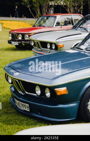 Como, Italien - 22. Mai 2022: Illustratives redaktionelles Bild von einigen BMW Oldtimern, die in einer Reihe geparkt sind. Stockfoto