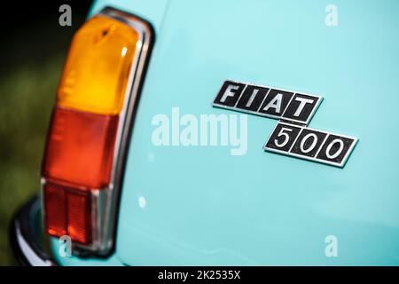 Como, Italien - 22. Mai 2022: Illustrative redaktionelle Farbdarstellung eines Logos des Fiat 500 auf einem Oldtimer. Stockfoto