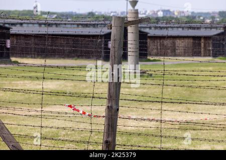 Majdanek; Lublin; Polen - 25. Mai 2022: Konzentrations- und Vernichtungslager Majdanek ( Konzentrationslager Lublin), Blick auf Stacheldrahtzaun und wo Stockfoto