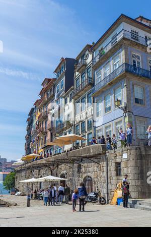 Porto, Portugal - 15. April 2022: Ribeira am Ufer des Douro-Flusses in Porto, Portugal Stockfoto