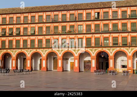 Cordoba, Spanien - 16. August 2021: Blick auf den berühmten Corredera-Platz, Plaza de la Corredera. XVII Jahrhundert. Die Plaza de la Corredera ist ein rechteckiger Platz Stockfoto