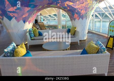 Miami, USA - 29. April 2022: Solarium mit Pools, Bars im Symphony of the Seas ist das größte Kreuzschiff in Miami, USA, am 29. April 2022 Stockfoto