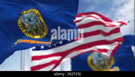 Die Flagge des Staates Idaho winkt zusammen mit der Nationalflagge der Vereinigten Staaten von Amerika. Im Hintergrund ist der Himmel klar. Idaho ist ein Bundesstaat in Stockfoto