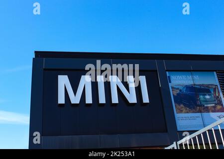 Breslau, Polen - 18. April 2022: Außenansicht des Mini Cooper-Händlerbetriebs in Polen. Mini ist eine britische Automobilmarke, die 1969 gegründet wurde und sich im Besitz von Ger befindet Stockfoto