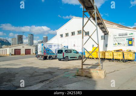 CALPE, SPANIEN - 26. JANUAR 2022: Blick vom Fischereihafen der Mittelmeerstadt Calpe, Provinz Alicante, Bundesland Valencia, Spanien Stockfoto