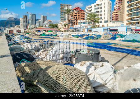 CALPE, SPANIEN - 26. JANUAR 2022: Blick vom Fischereihafen der Mittelmeerstadt Calpe, Provinz Alicante, Bundesland Valencia, Spanien Stockfoto