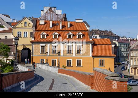 Lublin, Polen - 24. Mai 2022: Bunte Mietshäuser und Grodzka-Tor, Reste der Verteidigungsmauern. Es wurde auch das jüdische Tor genannt, weil ich Stockfoto