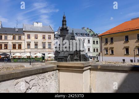 Lublin, Polen - 23. Mai 2022: Modell der mittelalterlichen Kirche des Erzengels Michael auf dem Alten Pfarrplatz und deren Überreste Stockfoto