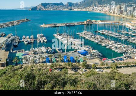 CALPE, SPANIEN - 27. JANUAR 2022: Blick auf den Fischerhafen von Calpe vom Naturpark Peñon de Ifach, Provinz Alicante, Bundesland Valencia, Spanien Stockfoto