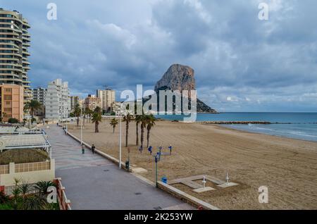 CALPE, SPANIEN - 24. JANUAR 2022: Blick auf die Küste von Calpe, Provinz Alicante, Bundesland Valencia, Spanien Stockfoto