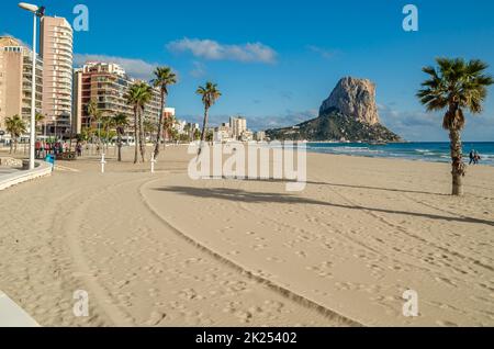 CALPE, SPANIEN - 26. JANUAR 2022: Blick auf die Küste von Calpe, Provinz Alicante, Bundesland Valencia, Spanien Stockfoto