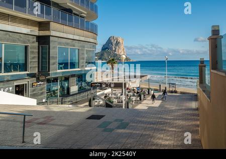 CALPE, SPANIEN - 26. JANUAR 2022: Blick auf die Küste von Calpe, Provinz Alicante, Bundesland Valencia, Spanien Stockfoto
