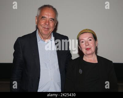 Berliner Kulturwissenschaftler Paul Werner Wagner mit Film- und Theaterschauspielerin Simone von Zglinicki bei einer Veranstaltung im Moritzhof in Mag Stockfoto