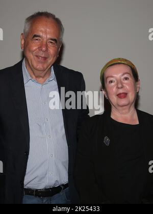 Berliner Kulturwissenschaftler Paul Werner Wagner mit Film- und Theaterschauspielerin Simone von Zglinicki bei einer Veranstaltung im Moritzhof in Mag Stockfoto