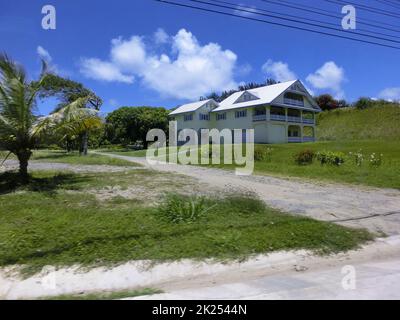 Roatan, Honduras - 26. April 2022: Lokale Gebäude auf der Karibikinsel Roatan, der Nordküste von Honduras Stockfoto