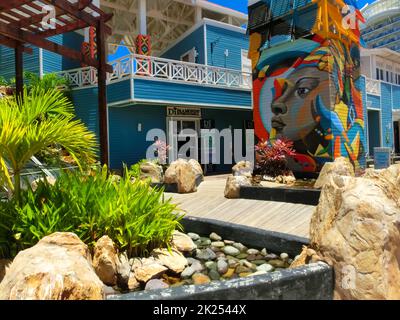 Roatan, Honduras - 26. April 2022: Ladenbereich im Hafen und Stadtzentrum von Coxen Hole Stockfoto