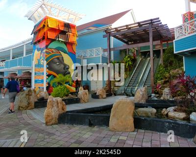 Roatan, Honduras - 26. April 2022: Ladenbereich im Hafen und Stadtzentrum von Coxen Hole Stockfoto